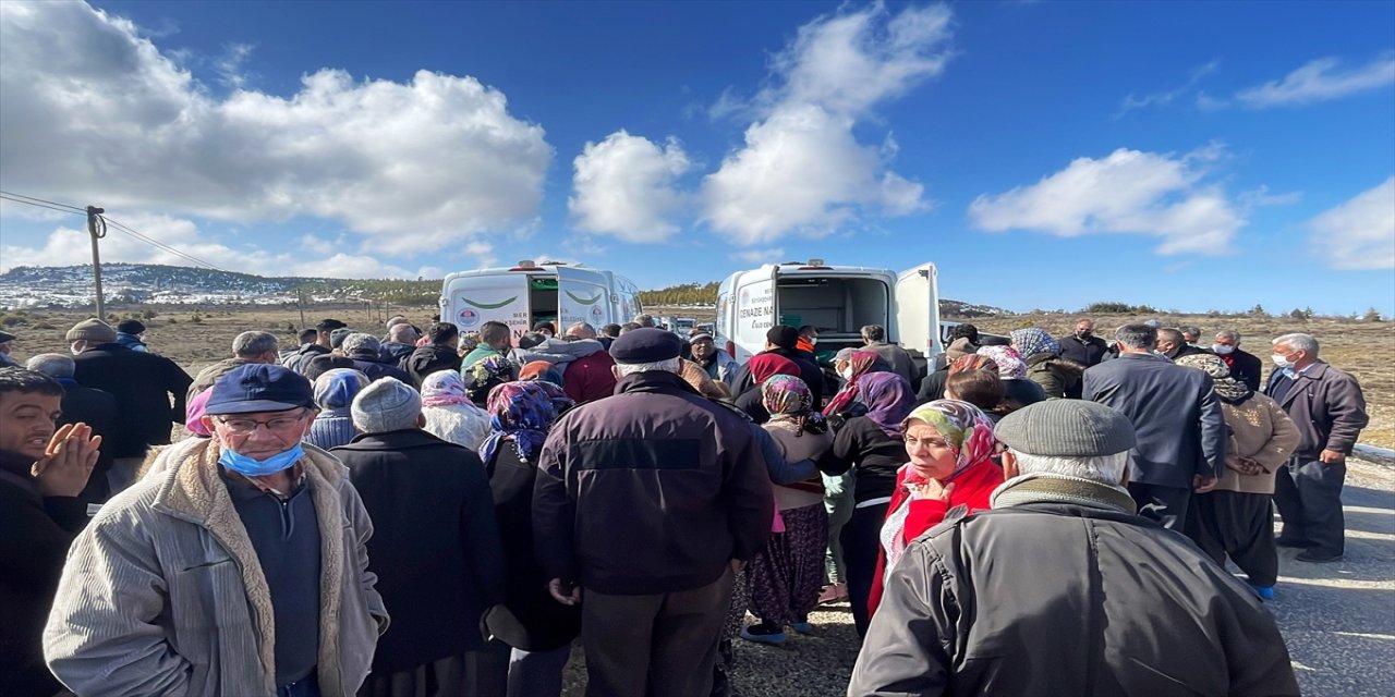 Ankara'da eşi tarafından öldürülen kadının cenazesi Mersin'de defnedildi