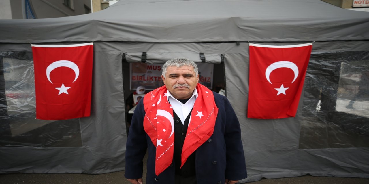 İkna çalışması sonucu 2 teröristin teslim olması Muş'ta eylem yapan aileleri sevindirdi