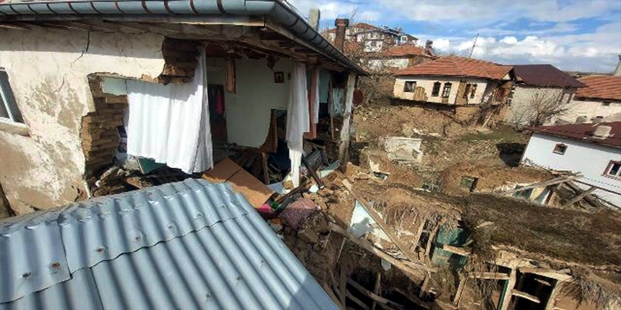 Beypazarı'nda bir evin yıkılan duvarı altında kalan kişi yaralandı