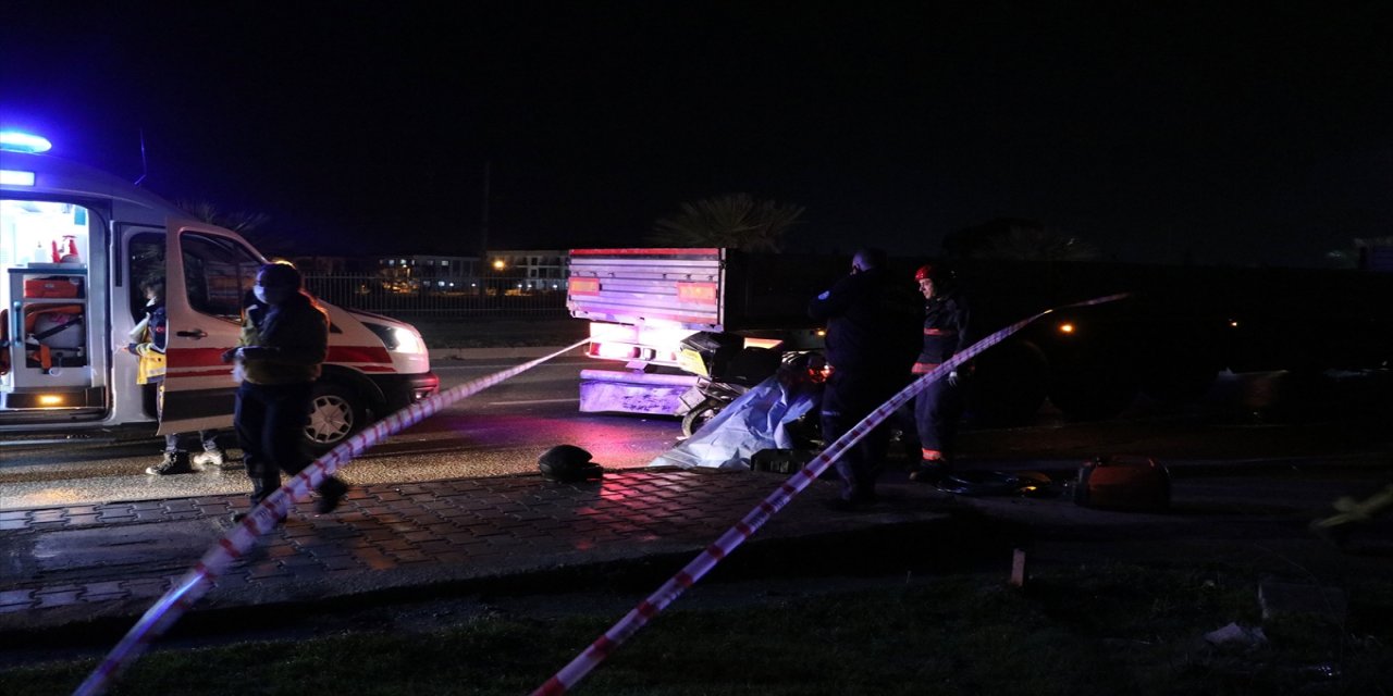 Manisa'da park halindeki tıra çarpan motosikletin sürücüsü öldü