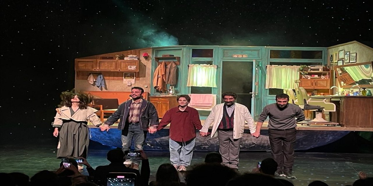 Zorlu PSM'nin ilk tiyatro oyunu "Şehirde Kimse Yokken" seyirciyle buluştu