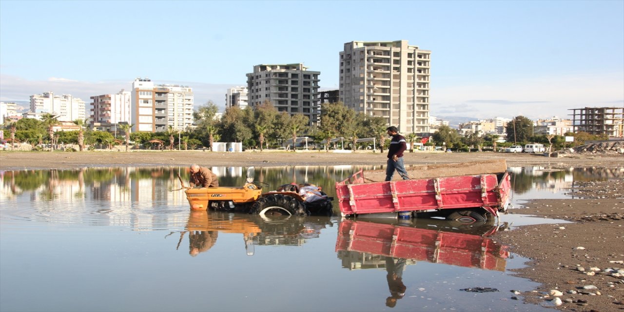 Mersin'de sağanaktan sonra denize sürüklenen odunları vatandaşlar topladı