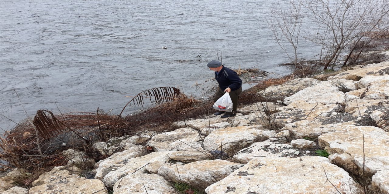 Amasya'da su seviyesi yükselen nehirde vatandaşlar tırmıkla balık tuttu