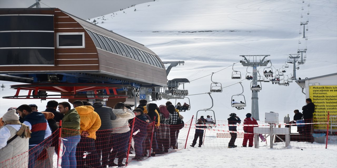 Yedikuyular'da güneşli havada kayak keyfi