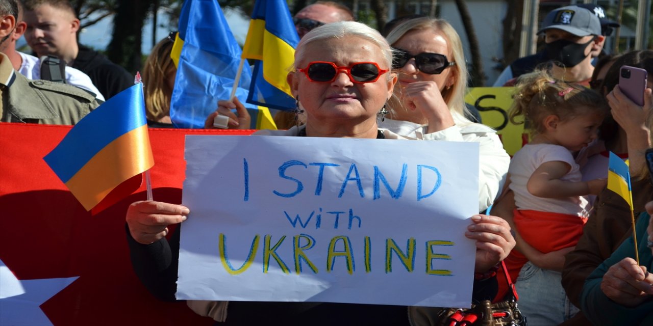 Alanya'da yaşayan Ukraynalılar Rusya'nın saldırısını protesto etti