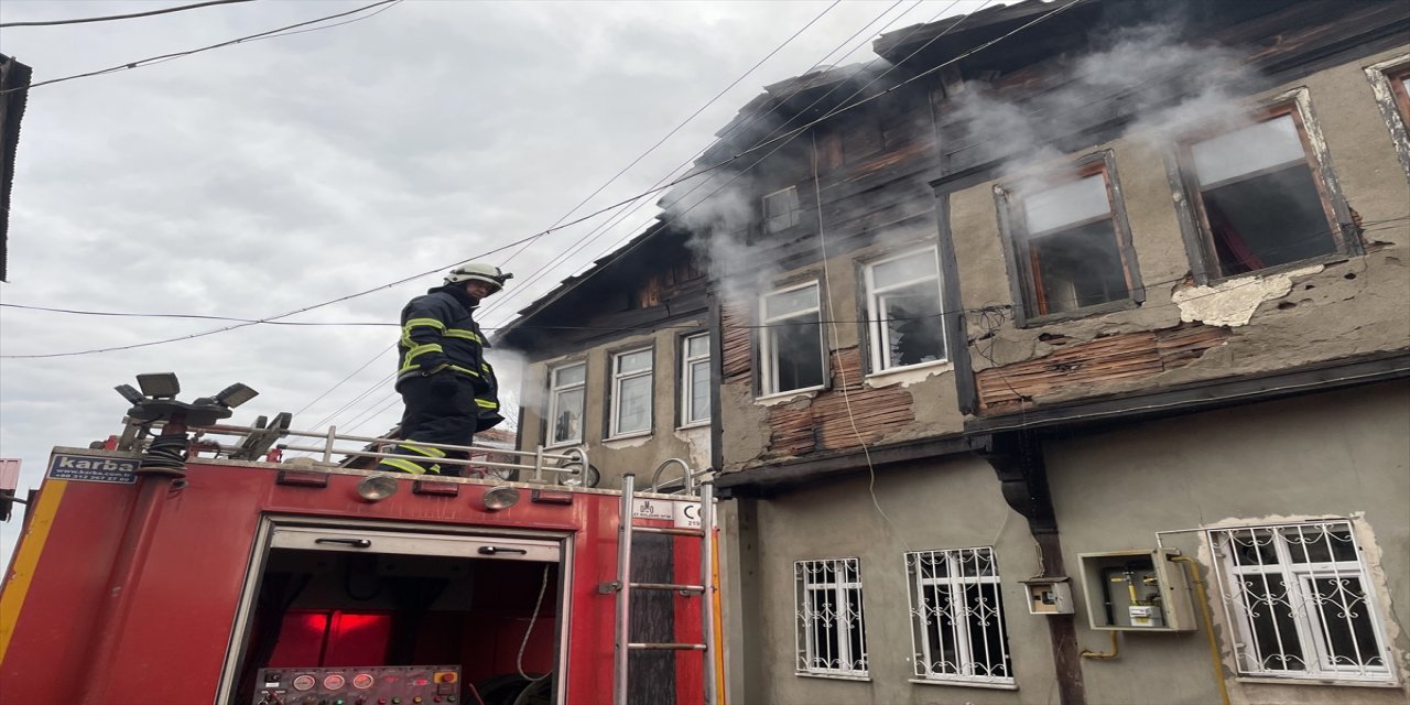 Kastamonu'da çıkan yangında iki katlı ahşap ev kullanılamaz hale geldi