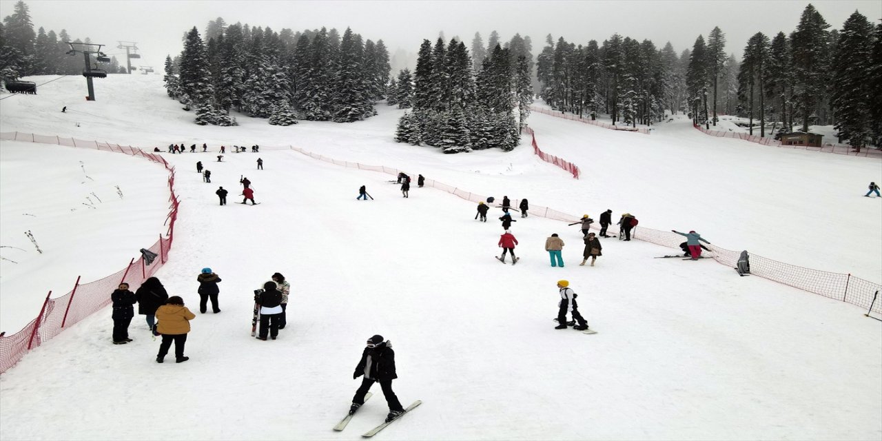 Yurduntepe Kayak Merkezi'nde hafta sonu yoğunluğu