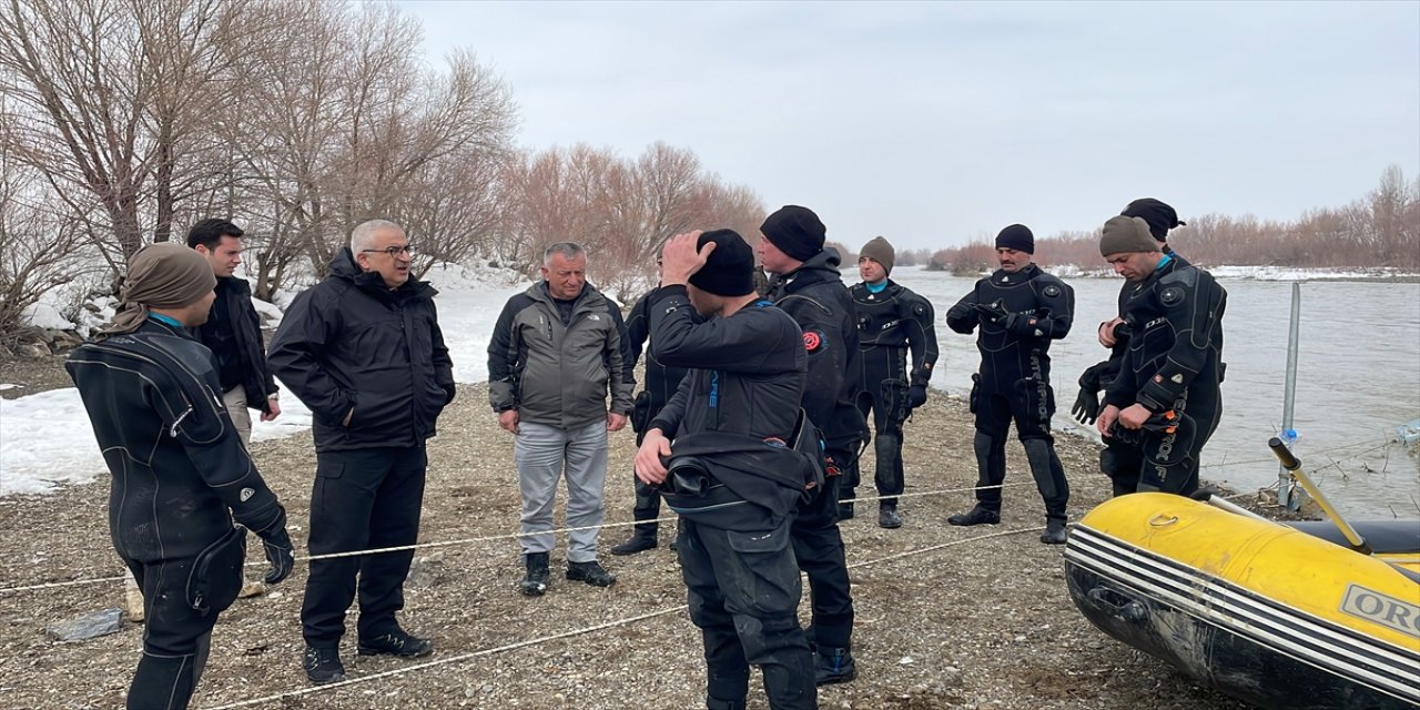 Muş'ta Karasu Nehri'ne düşen lise öğrencisini arama çalışmalarına ara verildi