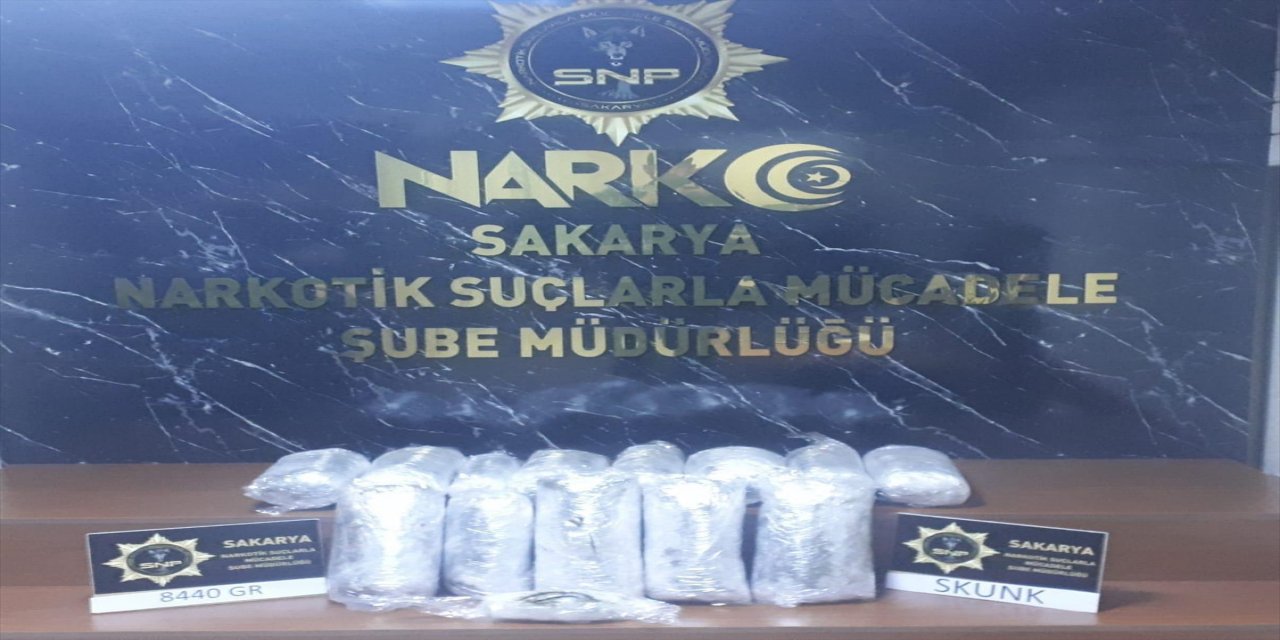 Sakarya'da araçta uyuşturucuyla yakalanan 3 şüpheli tutuklandı