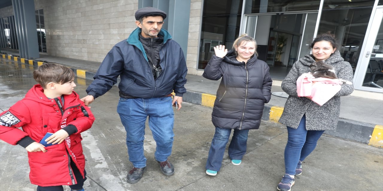 Ukrayna'dan tahliye edilenler Türkiye'ye gelmenin mutluluğunu yaşıyor