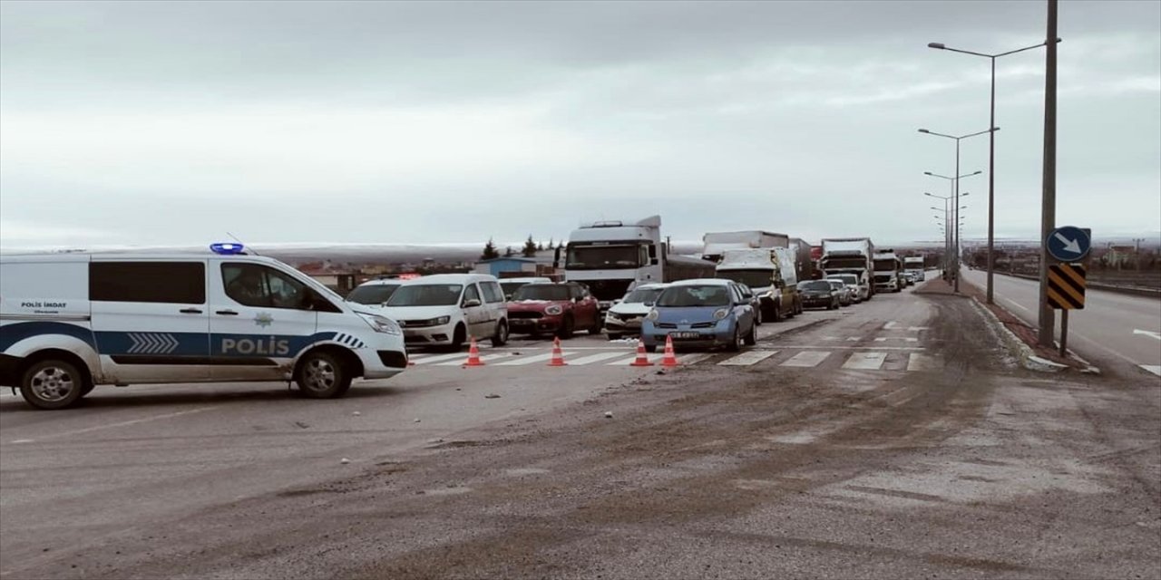 Konya'yı çevre illere bağlayan kara yollarından bazılarında araçların geçişine izin verilmiyor