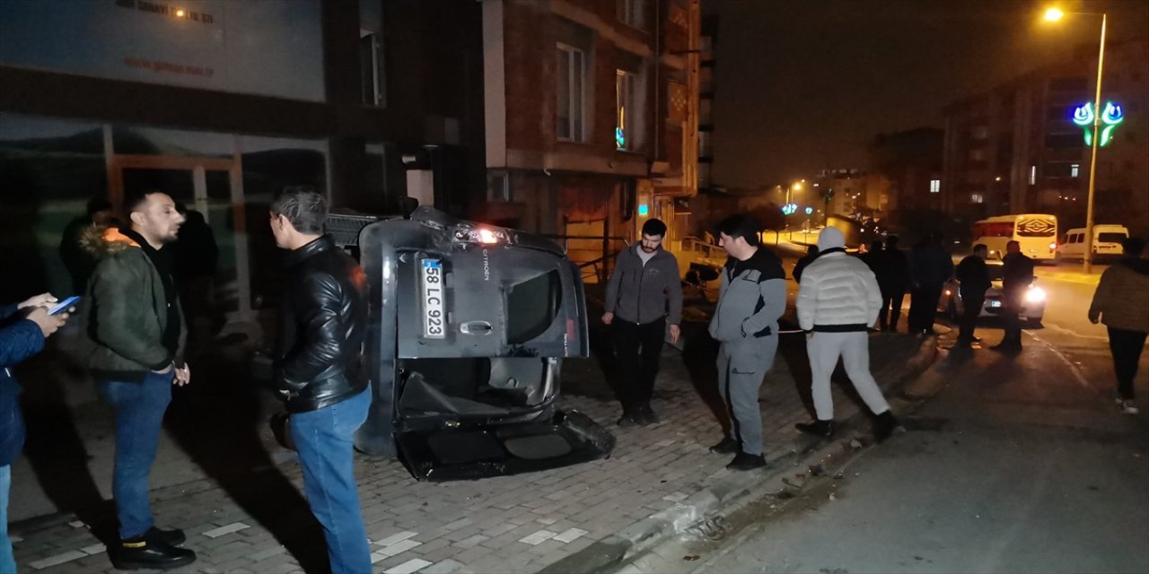 Kocaeli'de trafoya çarparak devrilen hafif ticari araçtaki iki kişi yaralandı
