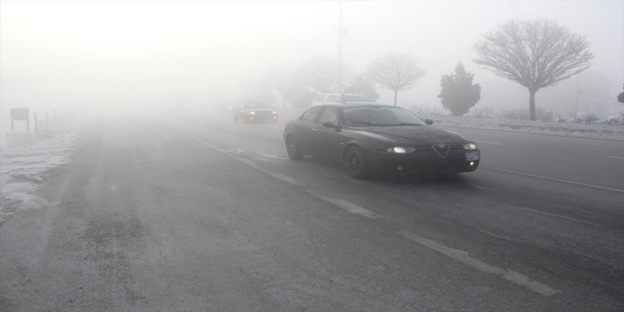 Afyonkarahisar'da sis etkili oluyor