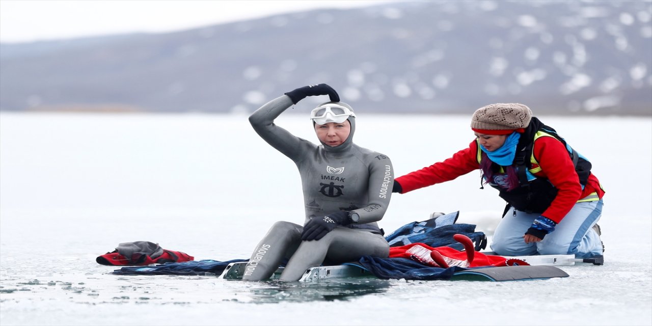 Milli sporcu Erken'in buz altında rekor denemesi kural ihlali nedeniyle başarısız sayıldı