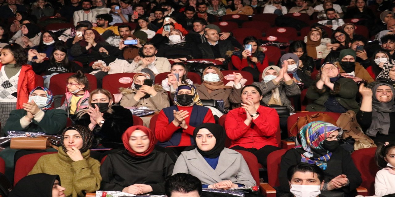 Ağrı'da kadınlar konserle eğlendi