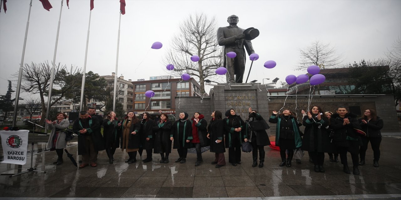 Avukatlar kadın hakları konusunda farkındalık oluşturmak için mor balon uçurdu