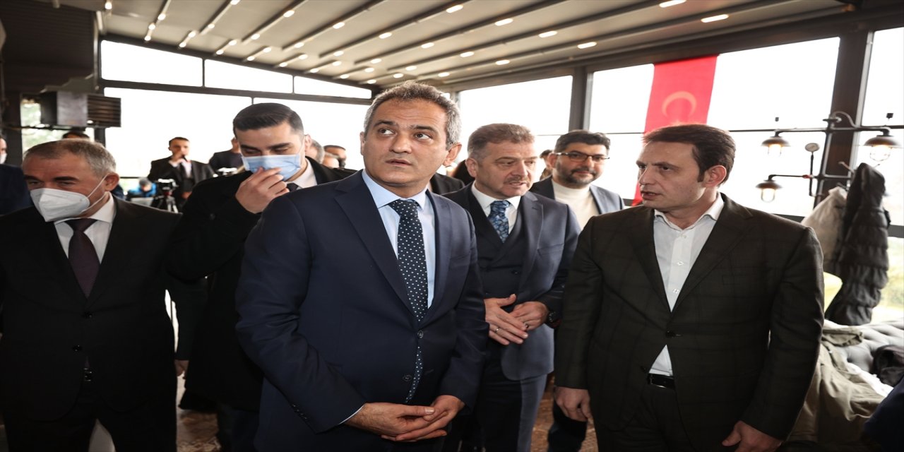 Milli Eğitim Bakanı Özer, Gaziosmanpaşa'da Farika Kütüphanesi'ni ziyaret etti