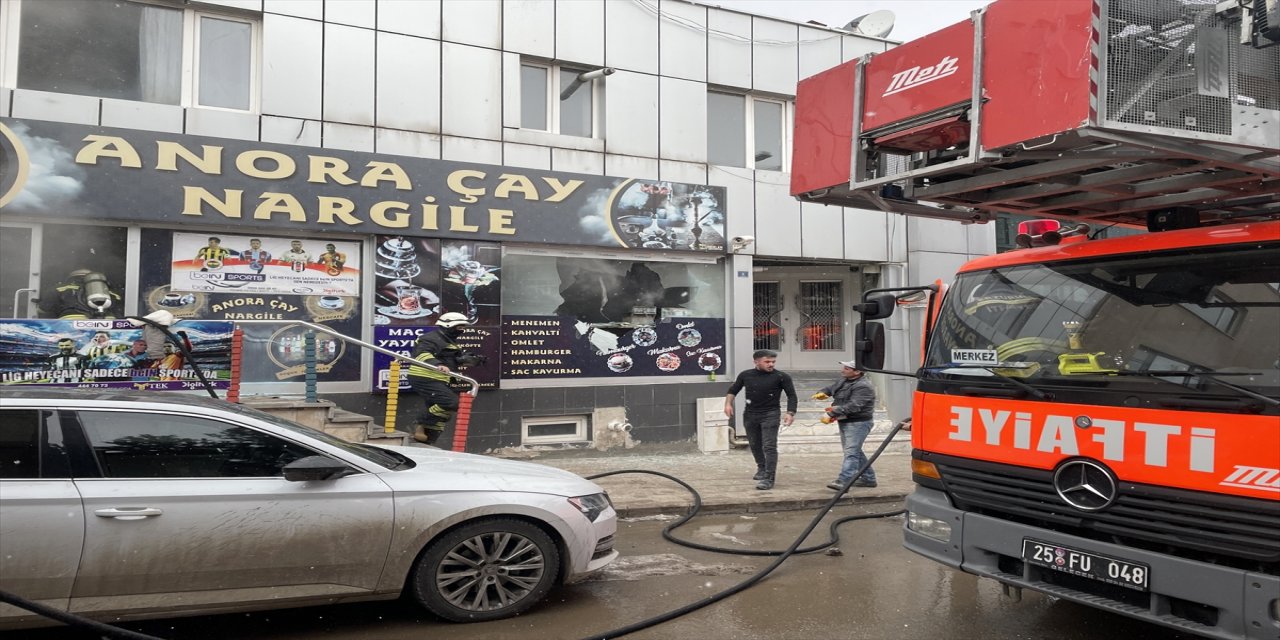 Erzurum'da kafede çıkan yangında iş yeri sahibi dumandan etkilendi