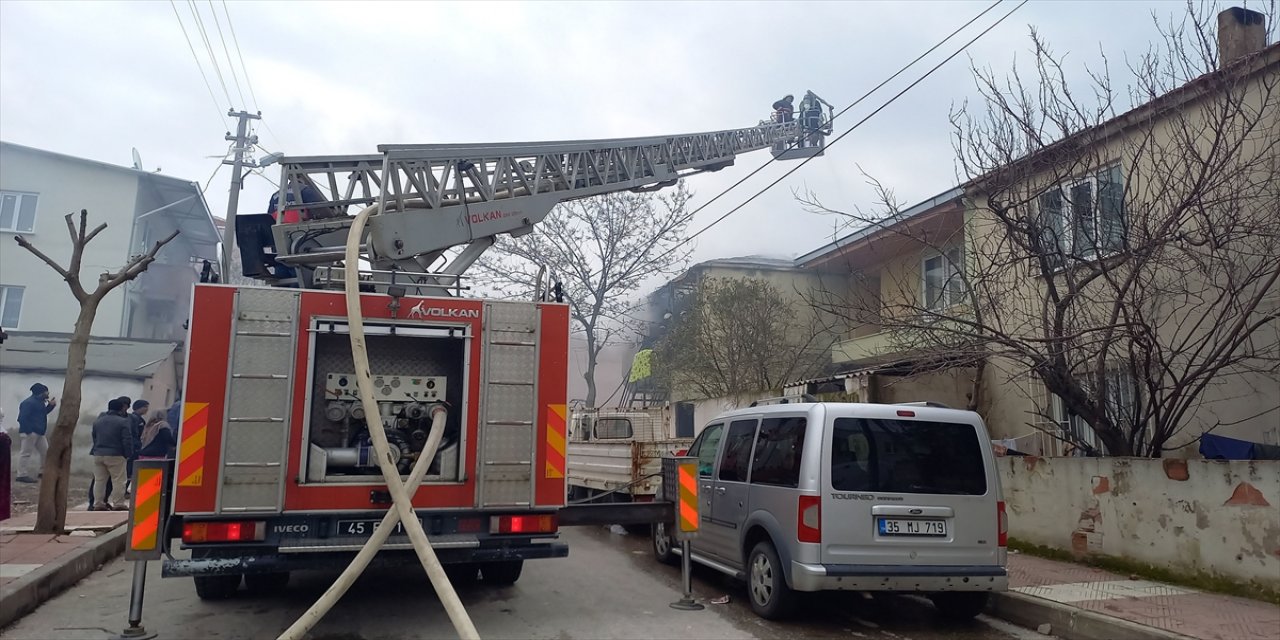 Manisa'da Suriyeli ailenin yaşadığı ev, yangında kullanılamaz hale geldi