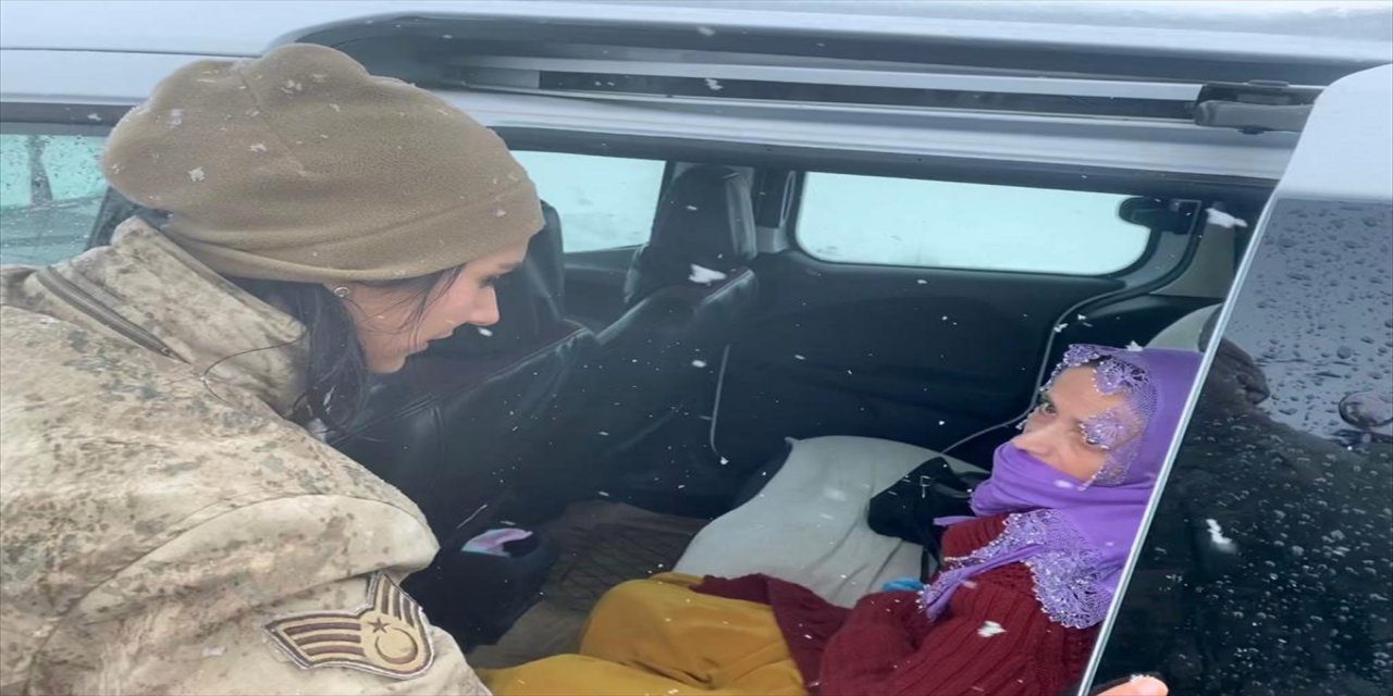 Bitlis'te kardan kapanan köy yolunda mahsur kalan hastayı ekipler hastaneye ulaştırdı