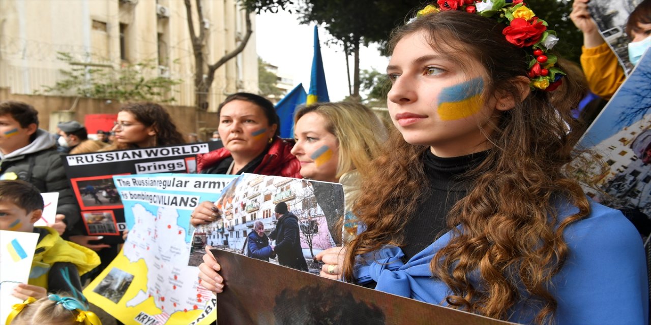 Lübnan'da Rus büyükelçiliği önünde Ukrayna’ya destek gösterisi