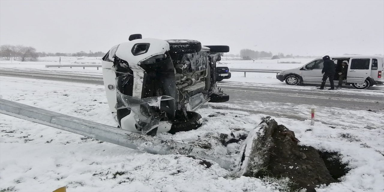 Erzincan'da aydınlatma direğine çarpan otomobildeki 3 kişi yaralandı