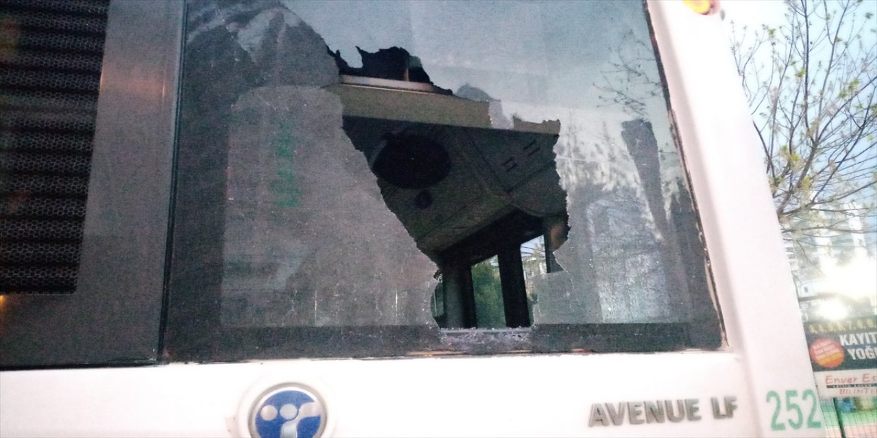 Patenli gençlerin, seyir halindeki otobüse tutunması tehlike oluşturdu