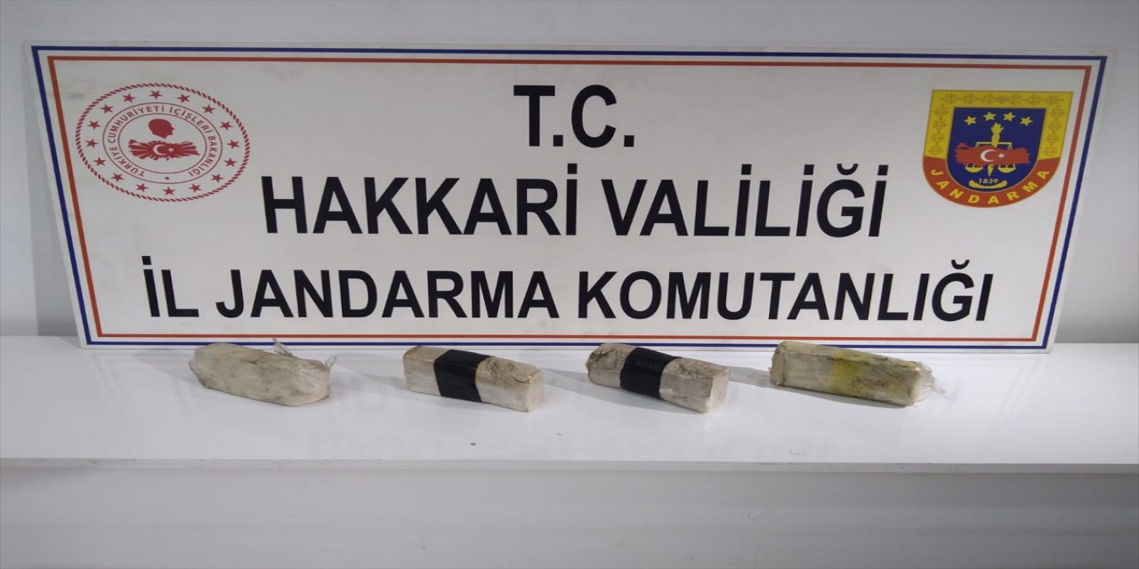Hakkari'de bir aracın lastiklerinde 2 kilogram eroin ele geçirildi