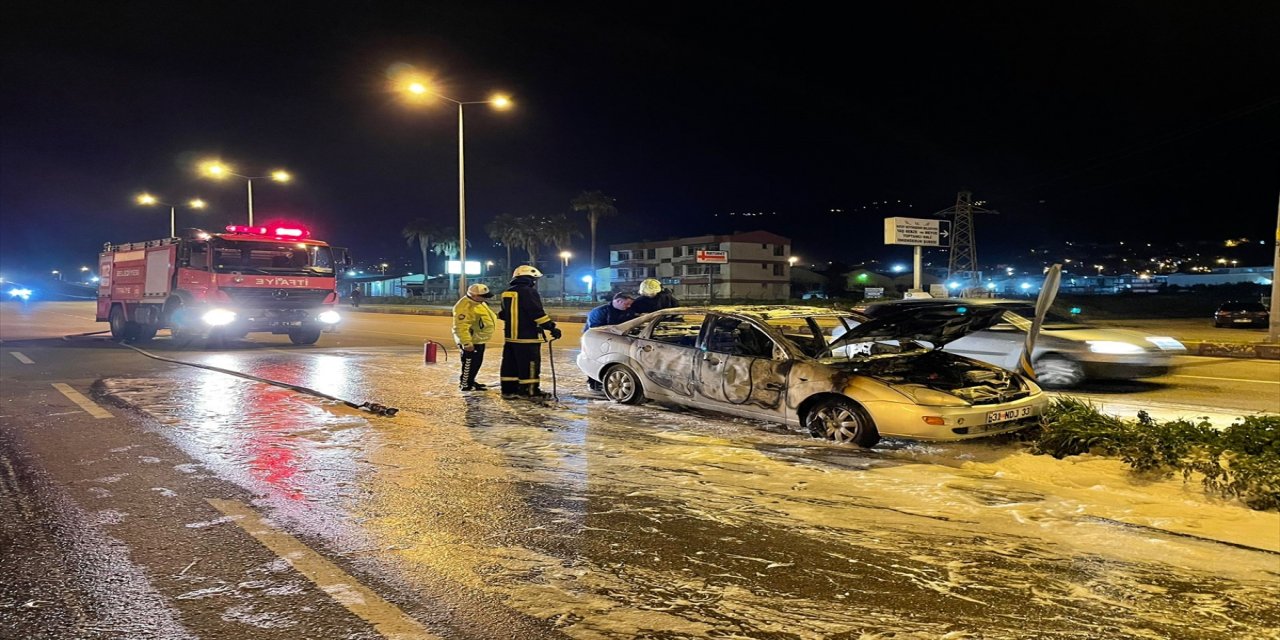 Hatay'da seyir halindeki otomobil alev aldı