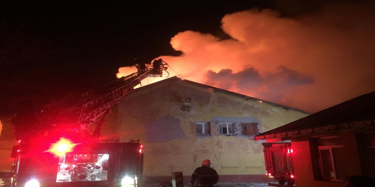 Aksaray'da kullanılmayan cezaevinin çatısında çıkan yangın söndürüldü