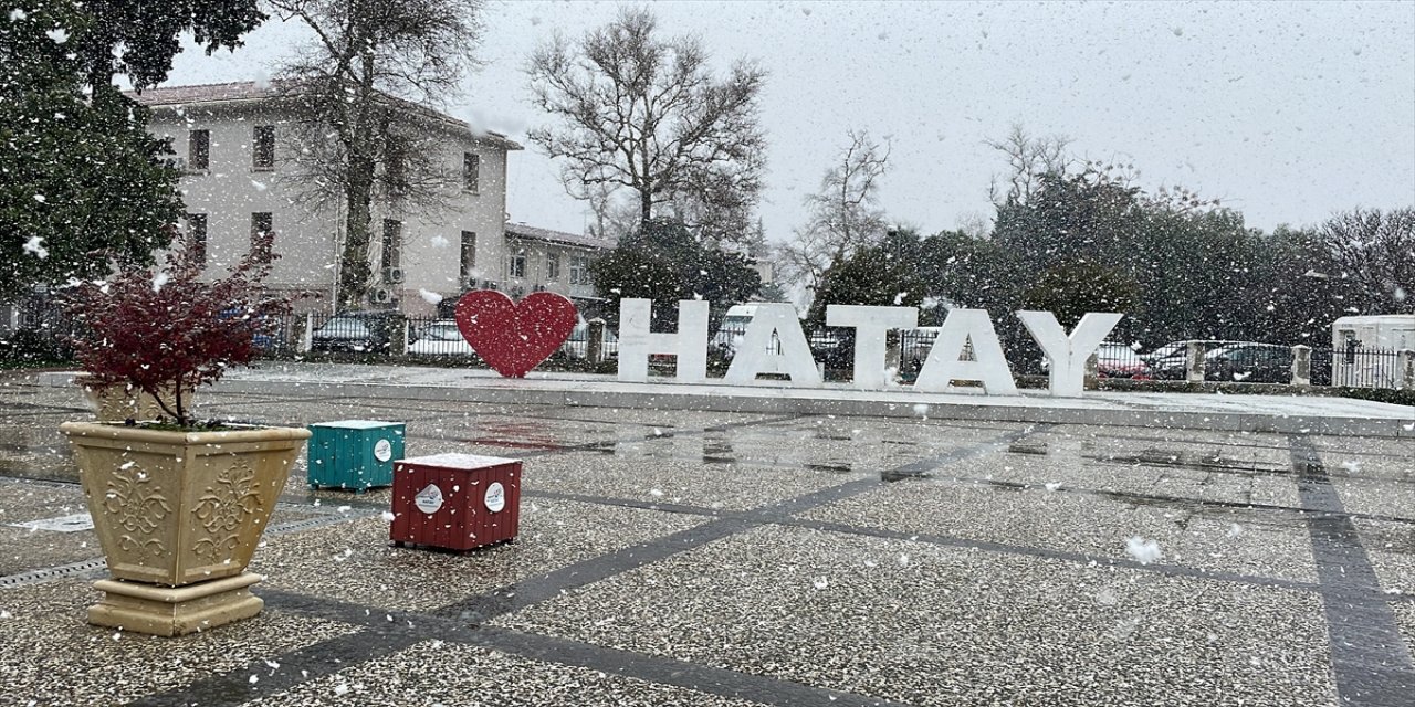 Hatay'da kar yağışı etkili oluyor