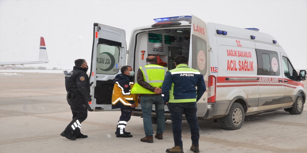 Hakkari'de elektrik akımına kapılan işçi, ambulans uçakla Kahramanmaraş'a götürüldü