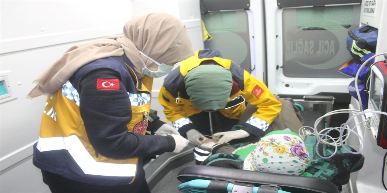 Ağrı'da mezrada rahatsızlanan anne ve bebeği 7 saatlik çabayla hastaneye kaldırıldı