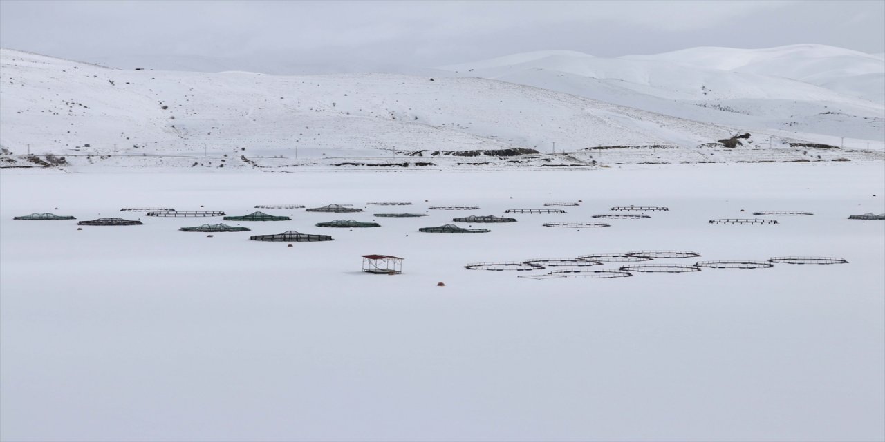 Demirözü Barajı'nın yüzeyi yeniden buzla kaplandı