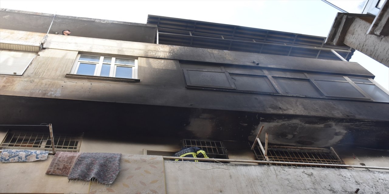 Adana'da yangın çıkan ev kullanılamaz hale geldi