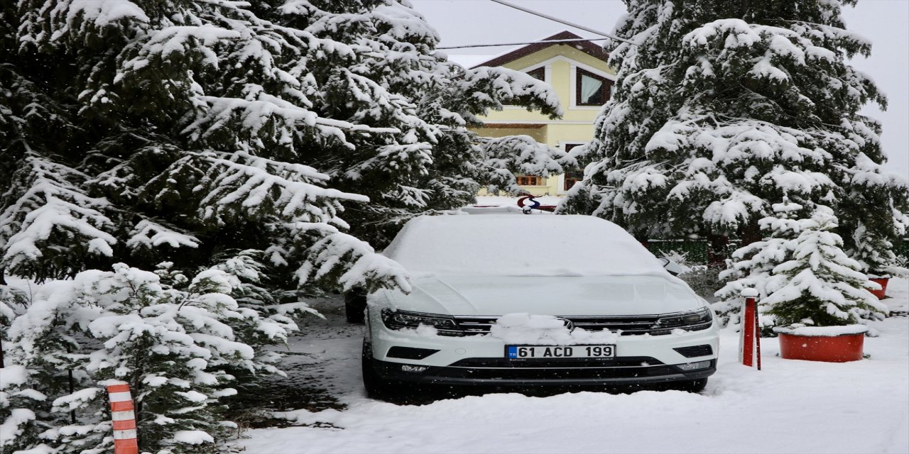 Orta ve Doğu Karadeniz'de kar nedeniyle 541 yerleşimin yolu kapandı