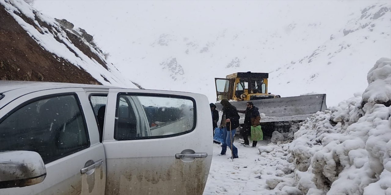 Şırnak'ta ekipler hasta yaşlı kadını hastaneye ulaştırmak için seferber oldu