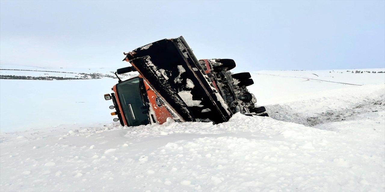 Çığ düşen yolda çalışma yapan iş makinası devrildi