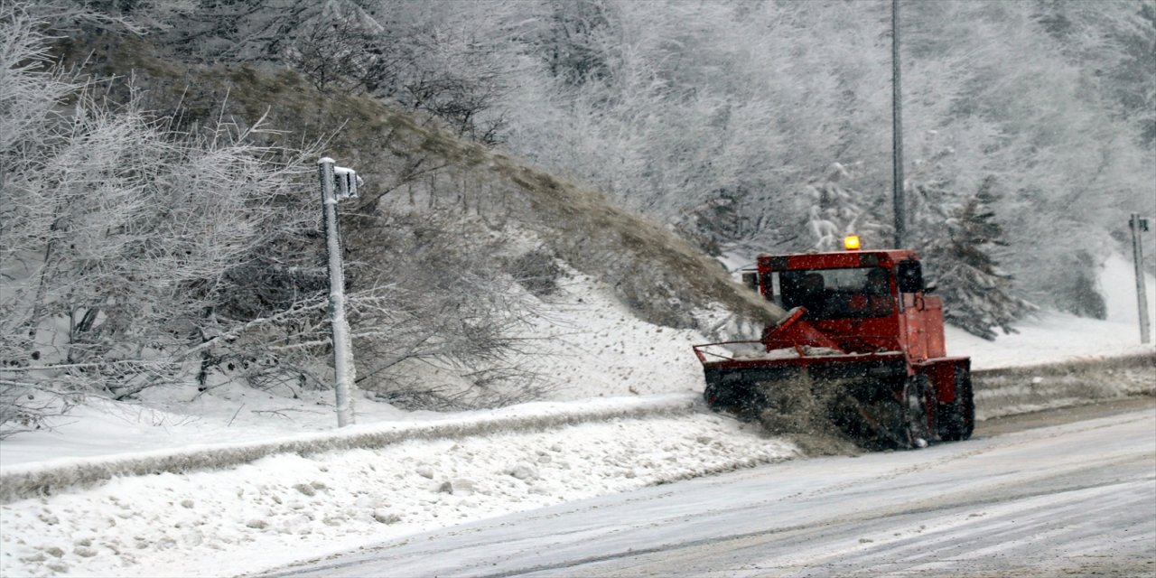 Bolu Dağı'nda kar yağışı etkisini sürdürüyor