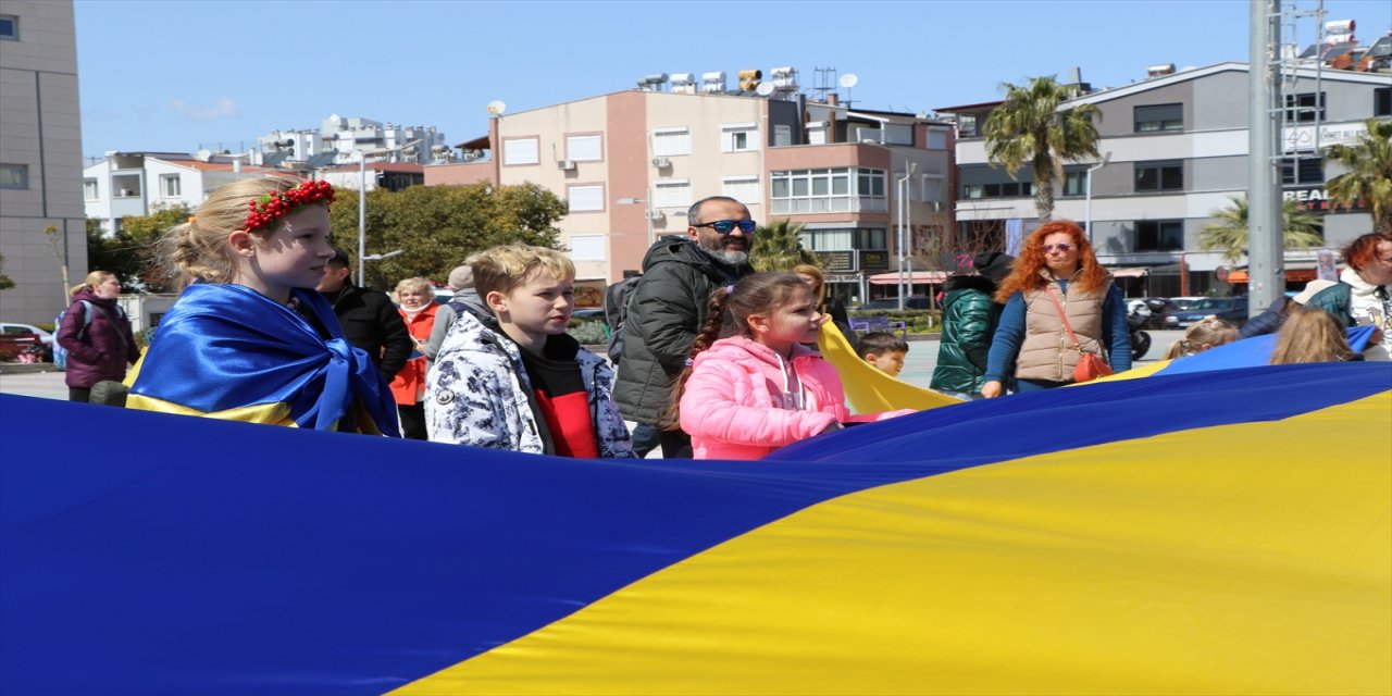 Antalya'da yaşayan Ukraynalılar, Rusya'yı protesto etti