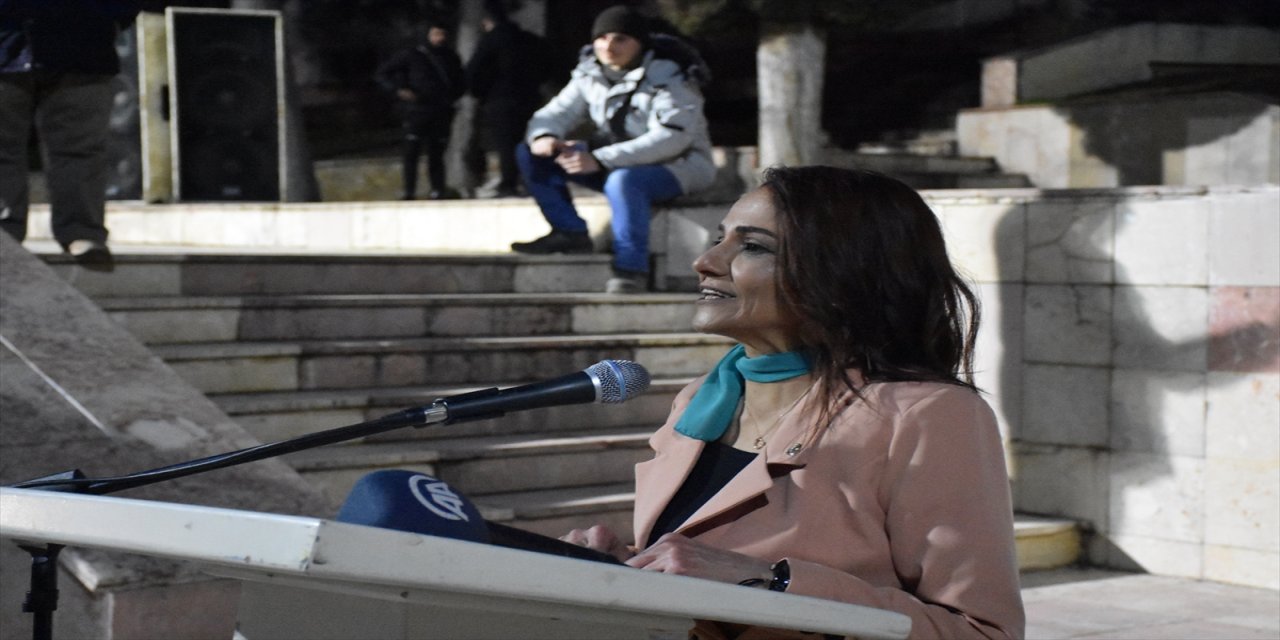 Bilecik'te 'Farkındalık Feneri Uçurtma Şenliği'nde dilek fenerleri ve balonlar gökyüzüyle buluştu