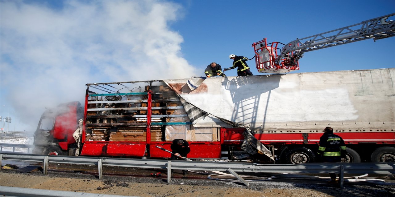 Kayseri'de mobilya yüklü tır hareket halindeyken yandı