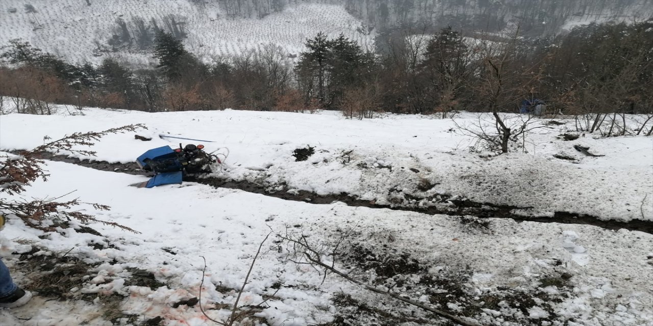 Düzce'de devrilen tarım aracındaki 2 kişi yaralandı