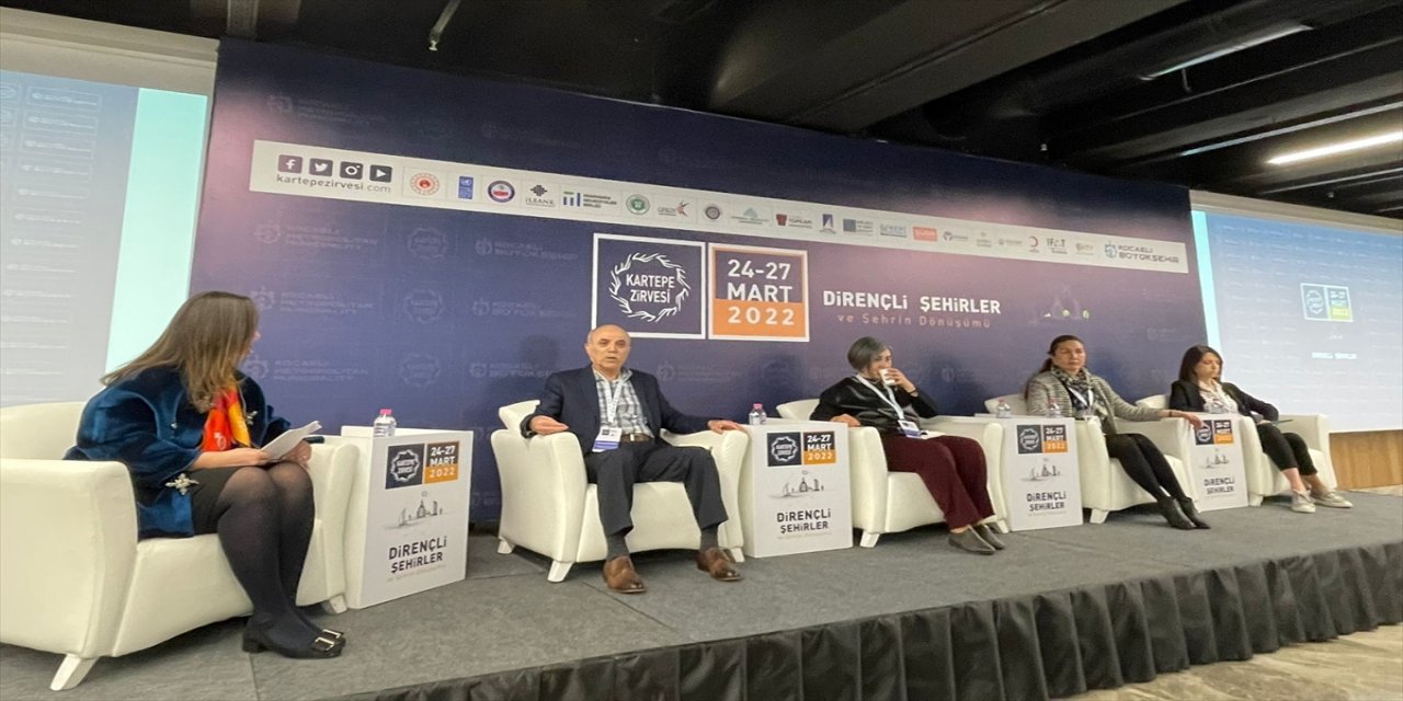 Cumhurbaşkanlığı Yerel Yönetim Politikaları Kurulu üyesi Akca, Kartepe Zirvesi'nde konuştu