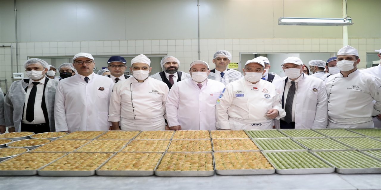 Bakan Varank, Kahramanmaraş'ta dondurma fabrikasını ziyaret etti: