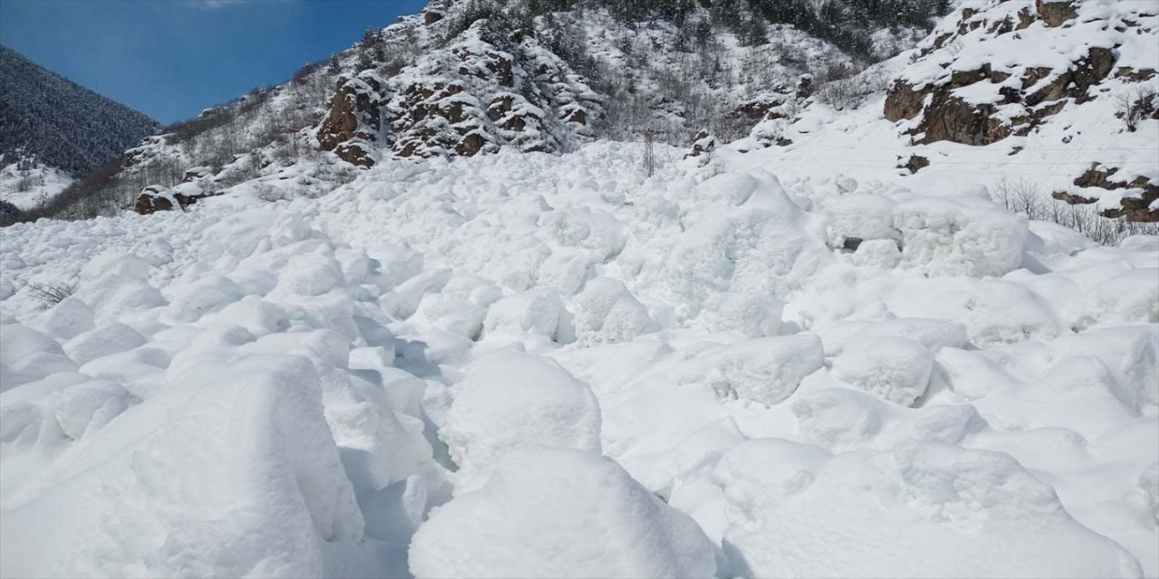 Artvin'de çığ sonucu kapanan grup köy yolu, 7 saatlik çalışmayla açıldı