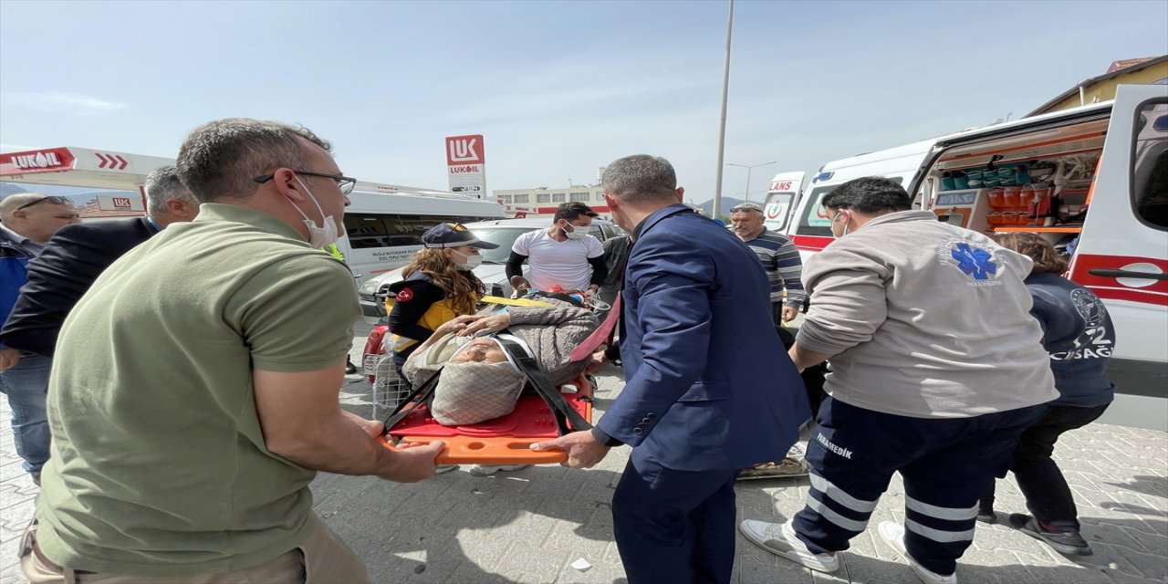 Muğla'da hafif ticari araçla çarpışan elektrikli bisikletteki 2 kişi yaralandı