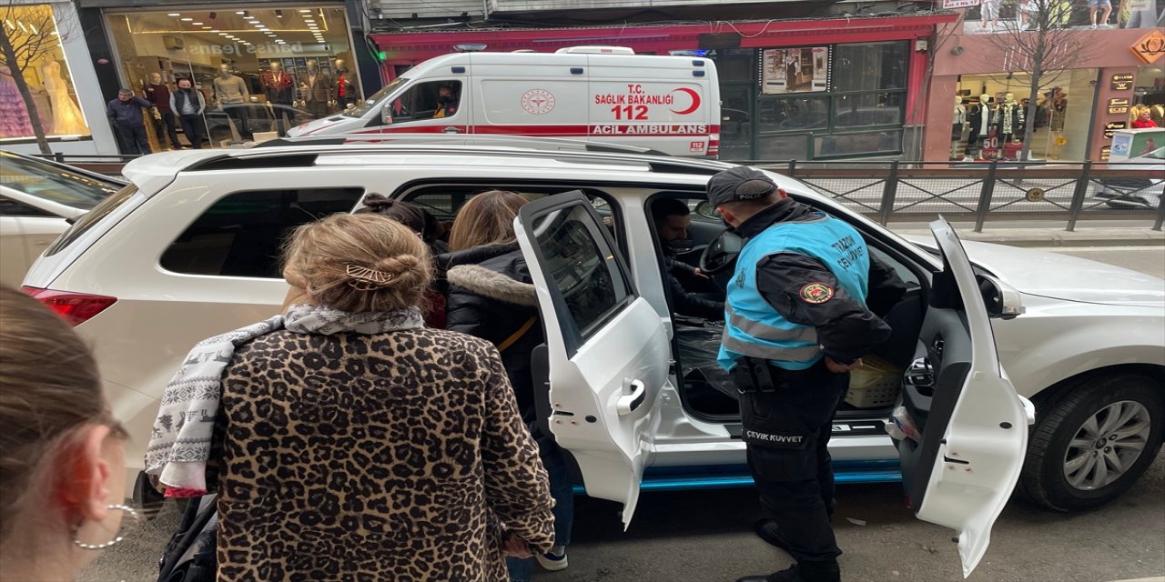 İranlı ailenin kilitli arabada bıraktığı çocuğu esnaf fark etti