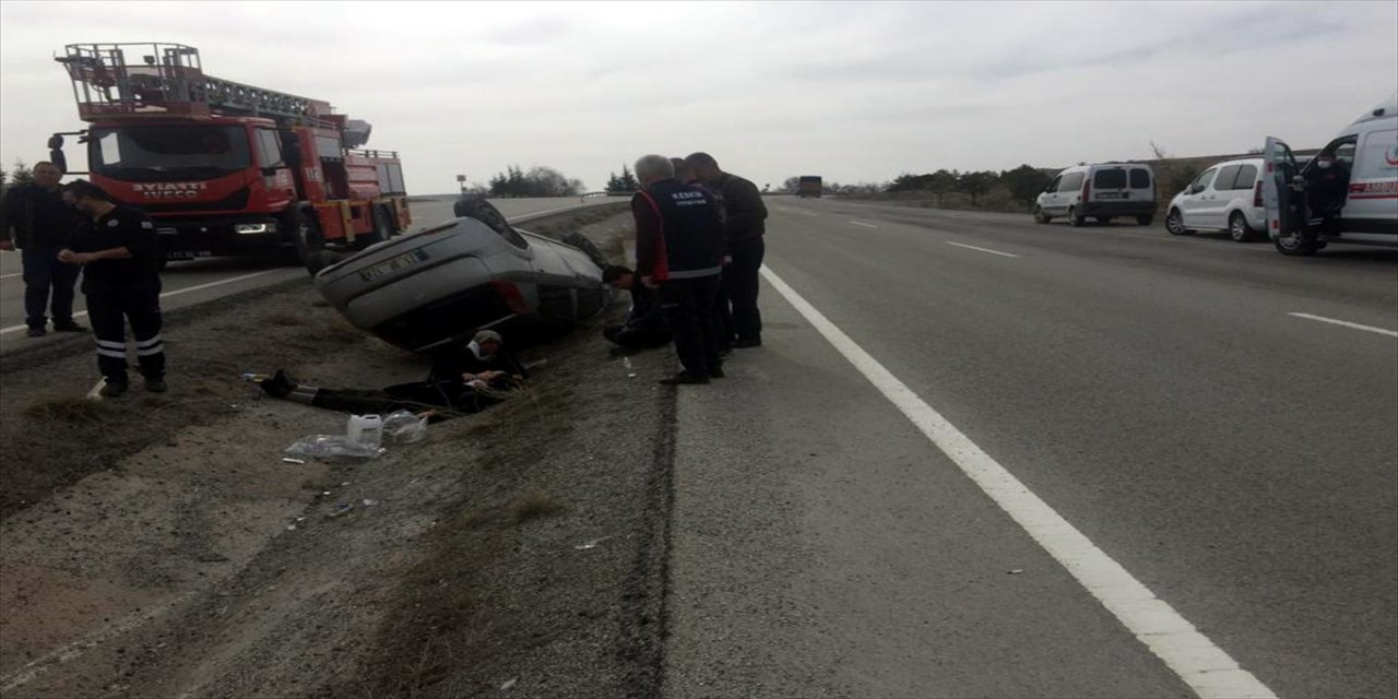 Kırıkkale'de otomobilin refüje devrilmesi sonucu 4 kişi yaralandı