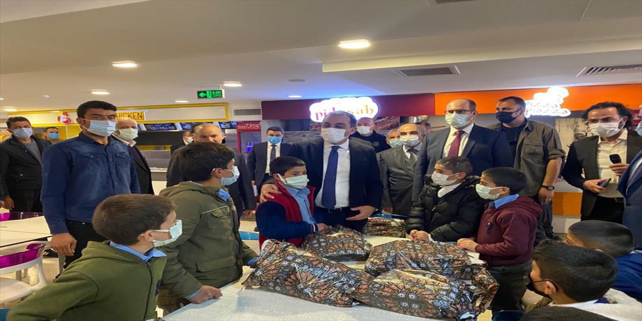 Hayırsever iş insanı köydeki çocukların yüzünü güldürdü